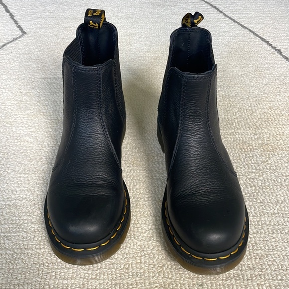 Like New Doc Marten Women’s Leather Chelsea Boot Size 6 - Picture 2 of 7